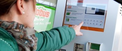 Eine Frau bezahlt in Ensdorf ihren Einkauf, den sie vorher im Internet bestellt hat, am Globus Drive-In-Schalter. Archivfoto: dpa