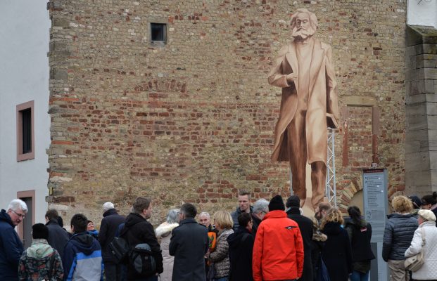 Ein hölzerner Schattenriss der geplanten Karl Marx-Statue stand bis Anfang März in Trier. Foto: Harald Tittel/dpa.