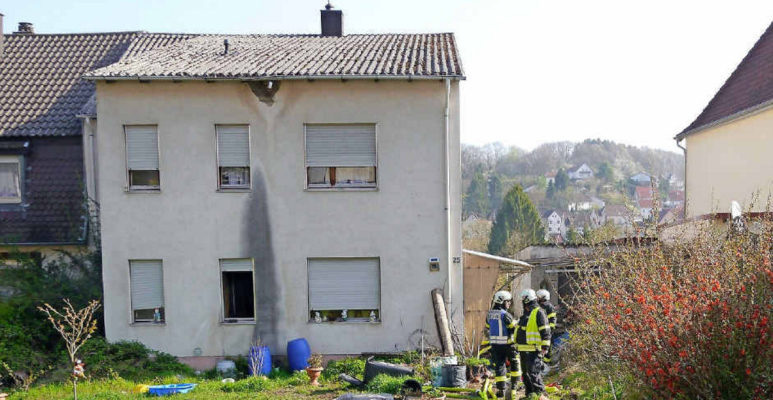 In diesem Lautzkircher Haus hat es am Dienstagmorgen gebrannt. Foto: Holger Scipio/Feuerwehr Blieskastel
