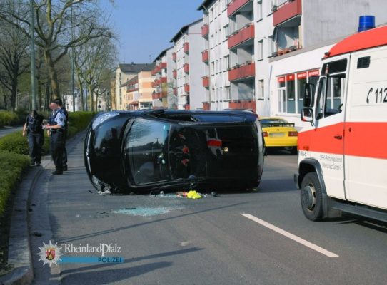 Das Auto hatte nach dem Unfall Totalschaden. Foto: Polizei.