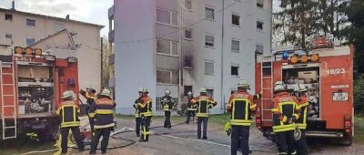 Die Feuerwehr musste zu diesem Haus in der Fischbachstraße ausrücken. Die Spuren des Brandes an der Fassade sind deutlich zu sehen. 2016 hatte die Siedlungsgesellschaft das Gebäude saniert. Foto: Feuerwehr