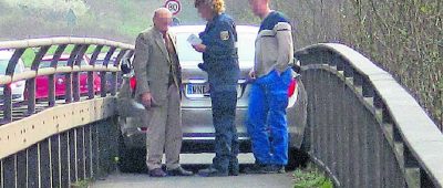 Der Fahrer (links) mit Polizistin (Bildmitte) und dem Mann vom Abschleppdienst am festgefahrenen Auto. Foto: Polizei Kirn