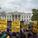 Proteste gegen den US-Raketenangriff auf Syrien vor dem Weißen Haus in Washington. Foto: Ken Cedeno/ZUMA Wire