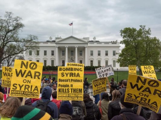 Proteste gegen den US-Raketenangriff auf Syrien vor dem Weißen Haus in Washington. Foto: Ken Cedeno/ZUMA Wire
