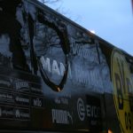 Geborsten waren die Scheiben des Busses von Borussia Dortmund. Foto: Ina Fassbender/dpa.
