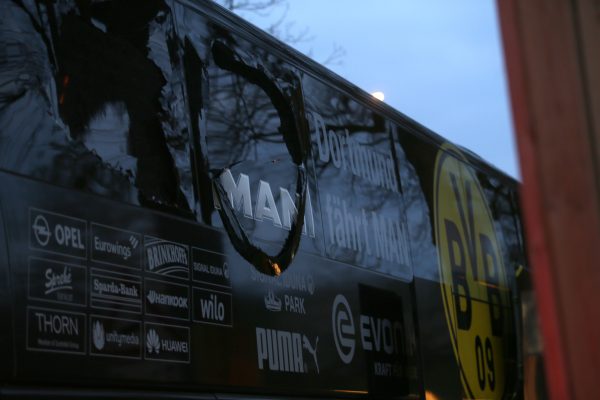 Geborsten waren die Scheiben des Busses von Borussia Dortmund. Foto: Ina Fassbender/dpa.