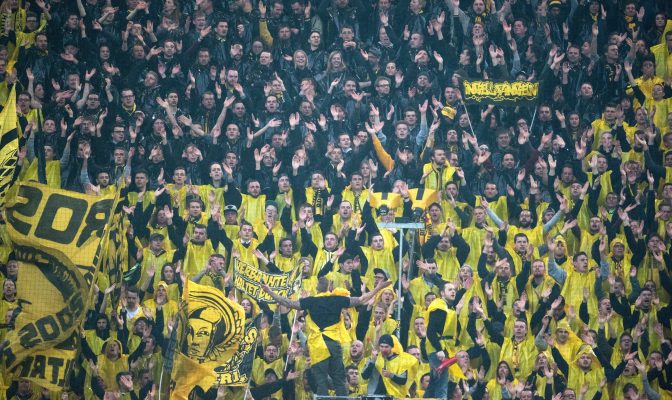 Die Fans standen hinter ihrem BVB. Foto: Bernd Thissen/dpa.