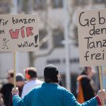 2015 demonstrierten in Stuttgart Menschen gegen das Tanzverbot. Foto: Wolfram Kastl/dpa.