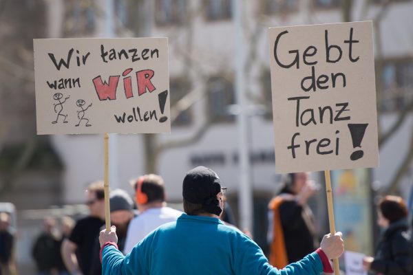 2015 demonstrierten in Stuttgart Menschen gegen das Tanzverbot. Foto: Wolfram Kastl/dpa.