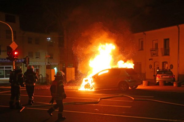 In der Nacht zu Mittwoch brannte ein Wagen in der Püttlinger Innenstadt komplett aus. Foto: Becker & Bredel