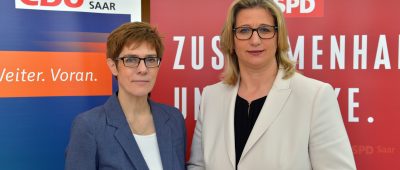 Annegret Kramp-Karrenbauer (CDU) (links) und Anke Rehlinger (SPD) rechts verhandeln mit ihren Parteien heute weiter. Foto: Harald Tittel/dpa.