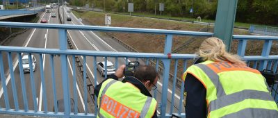 Harald Stein und Petra Teuber von der Verkehrspolizei messen die Geschwindigkeiten der Verkehrsteilnehmer auf der A 620 unter der Gersweiler Brücke. Foto: BeckerBredel.