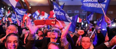 Anhänger der Spitzenkandidatin des Front National, Marine Le Pen, jubeln am 23.04.2017 in Henin-Beaumont nach der ersten Runde der Präsidentschaftswahl in Frankreich. Foto: Kay Nietfeld/dpa +++(c) dpa - Bildfunk+++ |
