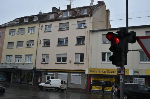 In diesem Haus zwischen einem Brillengeschäft und einem „KabelShop“ in Burbach lebte der 38-Jährige bis zu seiner Festnahme. Foto: Becker & Bredel