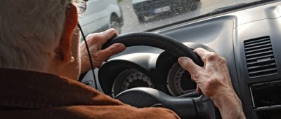 Ältere Menschen tragen häufig die Hauptschuld an Verkehrsunfällen. Foto: Felix Kästle/dpa.