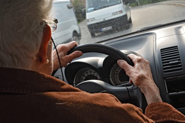 Ältere Menschen tragen häufig die Hauptschuld an Verkehrsunfällen. Foto: Felix Kästle/dpa.