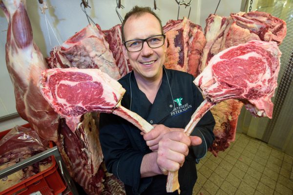 Petermann ist im Saarland der erste offizielle Fleischsommelier. Foto: Oliver Dietze/dpa.