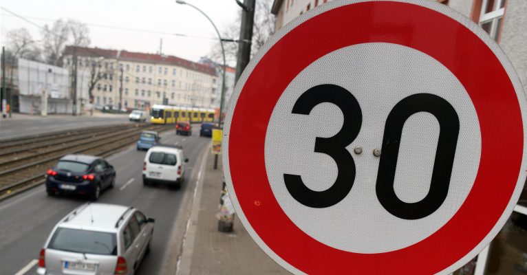 Auf manchen Straßen in Saarbrücken werden Autofahrer bald nur noch Tempo 30 fahren können. Foto: Jörg Carstensen/dpa.