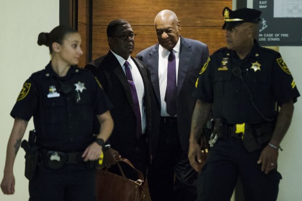 Bill Cosby auf dem Weg zur Verhandlung. Foto: Matt Rourke/dpa