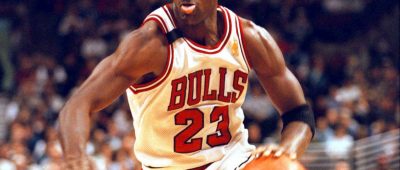 Als Vereinsspieler war Michael Jordan lange für die Chicago Bulls aktiv. Foto: Gianni Congiu/dpa.