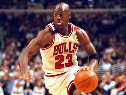 Als Vereinsspieler war Michael Jordan lange für die Chicago Bulls aktiv. Foto: Gianni Congiu/dpa.