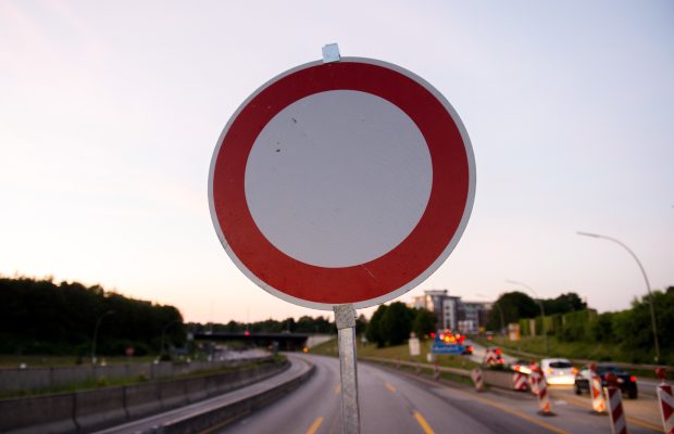 Auf zwei großen Autobahnen im Saarland müssen Autofahrer mit Baustellen rechnen. Foto: Daniel Bockwoldt/dpa.