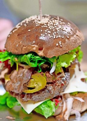 Burger sind beliebt. Aber nicht jeder, der mit Burgern wirbt, will auch welche verkaufen. Foto: dpa FOTO: Daniel Karmann / picture alliance / dpa