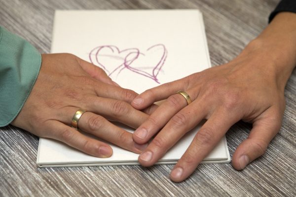 Die Ehe für alle ist beschlossen. Foto: Jörg Sarbach/dpa-Bildfunk.