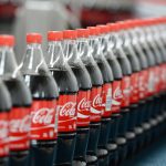Coca Cola will den Zuckeranteil um zehn Prozent verringern. Foto: Jens Kalaene/dpa-Bildfunk.