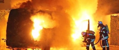 Ein Lieferwagen steht in Elm-Sprengen in hellen Flammen. Foto: Becker&Bredel