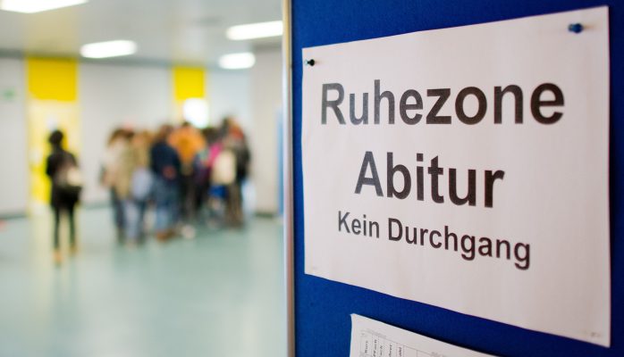Abiturienten sollen bei den Prüfungen im Saarland bald mehr Auswahl bekommen. Foto: Julian Stratenschulte/dpa-Bildfunk.