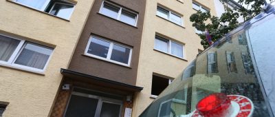 In diesem Mehrfamilienhaus in der Metzer Straße in Saarbrücken fand die Polizei die blutüberströmte Frauenleiche. Foto: Becker & Bredel.