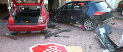 Ein älterer roter VW Golf wurde bei dem Unfall in die Scheibe eines Dönerladens geschoben. Unfallverursacher war der Fahrer des schwarzen Golf. Foto: BeckerBredel.