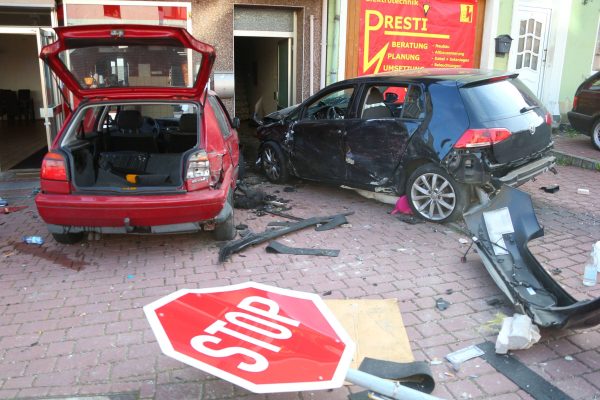 Ein älterer roter VW Golf wurde bei dem Unfall in die Scheibe eines Dönerladens geschoben. Unfallverursacher war der Fahrer des schwarzen Golf. Foto: BeckerBredel.