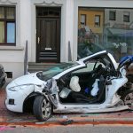 Die Fahrerin dieses Peugeot überlebte den Unfall nicht. Foto: Simon Avenia/dpa-Bildfunk.