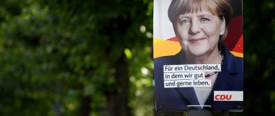 Angela Merkel (CDU) lacht von einem Wahlplakat herunter. Foto:  Foto: Britta Pedersen/dpa.