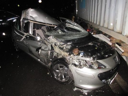 Das Unfallauto wurde beim völlig zerstört. Foto: Polizei.