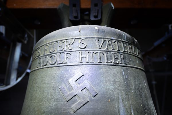So sieht die Hitlerglocke aus. Foto: Uwe Anspach/dpa +++(c) dpa - Bildfunk+++