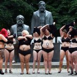 Plus-Size Models posieren am Marx-Engels-Forum in Berlin im Rahmen des Fotoprojekts "Bodylove" von Silvana Denker für ein realistisches Frauenbild. Foto: Jens Kalaene/dpa