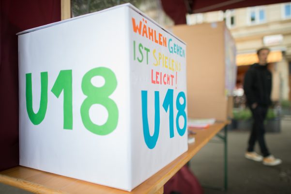 Kinder und Jugendliche konnten bei der U18-Wahl an die Urne. Foto: Klaus-Dietmar Gabbert/dpa-Zentralbild/dpa.