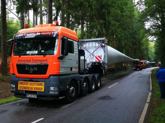 Drei überlange Lastwagen zwischen Sitzerath und Bierfeld stehen still, weil die Fahrzeuge falsch beladen wurden. Foto: Jupp Bonenberger