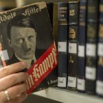 Stein des Anstoßes: Das Lesen von Adolf Hitlers „Mein Kampf". Foto: Matthias Balk/dpa-Bildfunk.