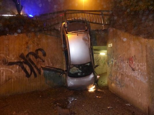 Ein betrunkener Fahrer ist mit seinem Auto von der Brücke gestürzt. Sein Wagen blieb hochkant stehen. Foto: Polizei/Nauert