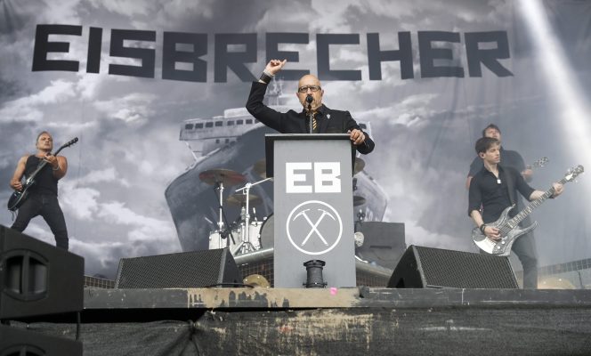 Eisbrecher live. Foto: Peter Klaunzer / dpa-Bildfunk