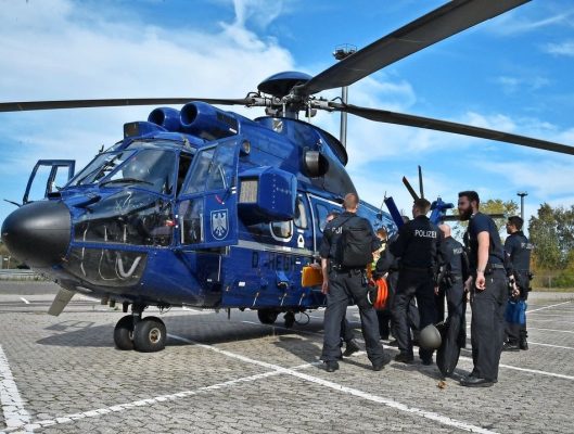 Ein Hubschrauber brachte die Bundespolizei-Gruppen zu den Kontrollstellen. Foto: Becker&Bredel