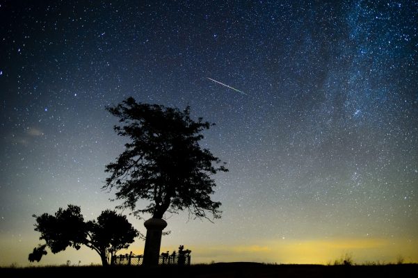 Eine Lichtkugel war am Himmel über dem Saarland zu sehen. Symbolfoto: Peter Komka/dpa-Bildfunk.