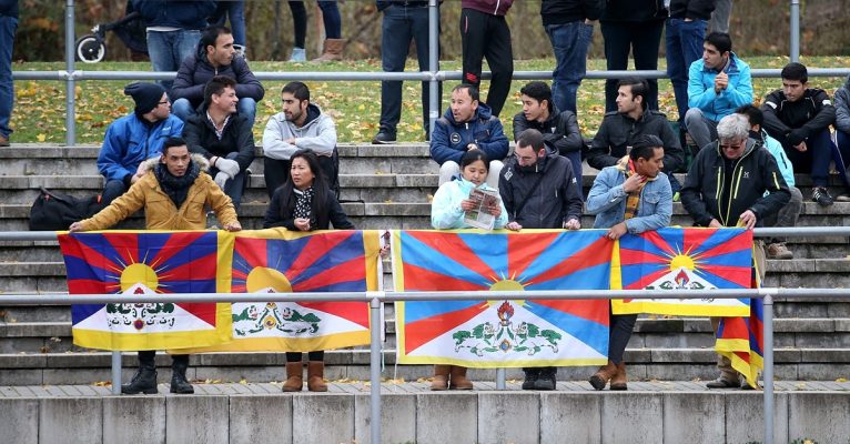 Einige Zuschauer zeigten die tibetische Flagge. Foto: Hasan Bratic/dpa-Bildfunk.