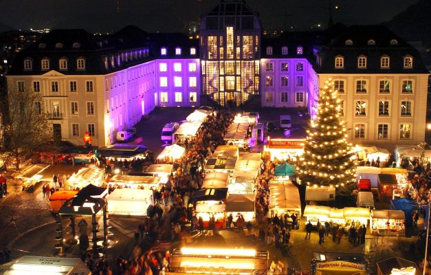 Ein Blick auf den Platz vor dem Schloss. Hier findet der 43. Weihnachtsmarkt unter anderem statt. Archivfoto: BeckerBredel