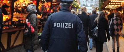 Wie viele Polizisten zum Beispiel auf Weihnachtsmärkten unterwegs sind, entscheidet die saarländische Landesregierung. Foto: Angelika Warmuth/dpa-Bildfunk.