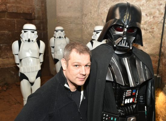 Auch Darth Vader (rechts im Bild) sowie Stormtrooper (im Hintergrund) erwarten die Besucher. Foto: BeckerBredel